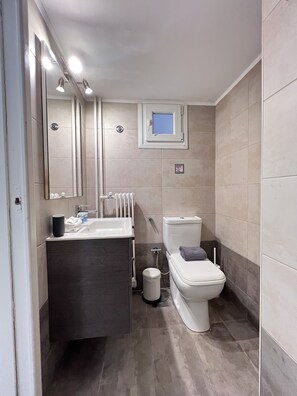 Sèche-cheveux, serviettes fournies, savon, shampoing