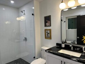 Dusj, hårføner, håndklær og sjampo