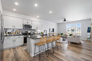 Réfrigérateur, micro-ondes, four, plaque de cuisson