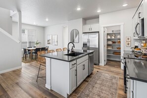 Kjøleskap, mikrobølgeovn, ovn og kokeplater