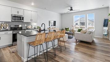 Frigorifero, microonde, forno, piano cottura