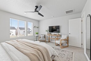 3 habitaciones, tabla de planchar con plancha y cuna de viaje