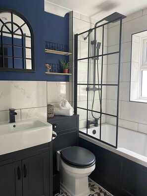 Secador de cabelo, toalhas de banho, papel higiênico 