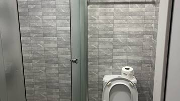 Classic Apartment | Bathroom | Free toiletries, hair dryer, towels, toilet paper