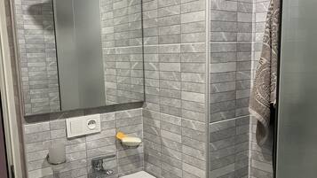 Căn hộ phong cách cổ điển | Phòng tắm | Đồ dùng nhà tắm miễn phí, máy sấy tóc, khăn tắm, giấy vệ sinh