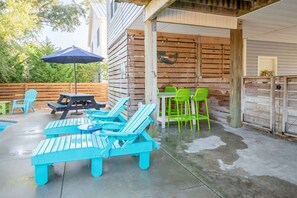 Outdoor dining - The Gypsy Rose: Private Pool - 5 Minute Walk from Beach and Splash Pad! (Oak Island)