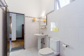 Doccia, soffione a pioggia, set di cortesia firmato, pantofole