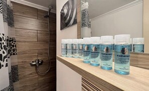 Haartrockner, Handtücher, Seife, Shampoo