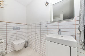 Studio, 1 Bedroom, Balcony, City View | Bathroom