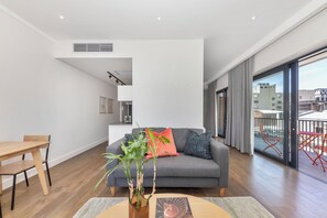 Studio, 1 Bedroom, Balcony, City View | Living area