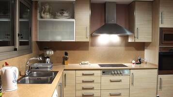 Een koelkast, een magnetron, een oven, een kookplaat