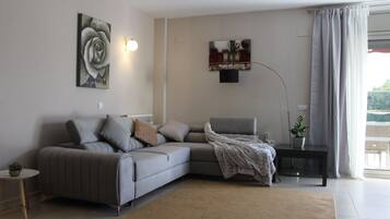 Een smart-tv en boeken