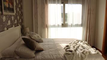 3 slaapkamers, een bureau, een strijkplank/strijkijzer, reisbedje