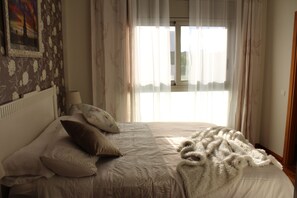 3 Schlafzimmer, Schreibtisch, BĂŒgeleisen/BĂŒgelbrett, Reisekinderbett