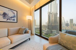 Departamento de lujo, 2 habitaciones, para no fumadores, vista a la ciudad | Área de sala de estar | Smart TV de 55 pulgadas con canales por cable y Netflix 