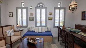 Una habitación con cama, una mesa de comedor y una araña.