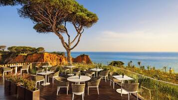 3 bars/lounges, 3 poolbars, een swim-up bar