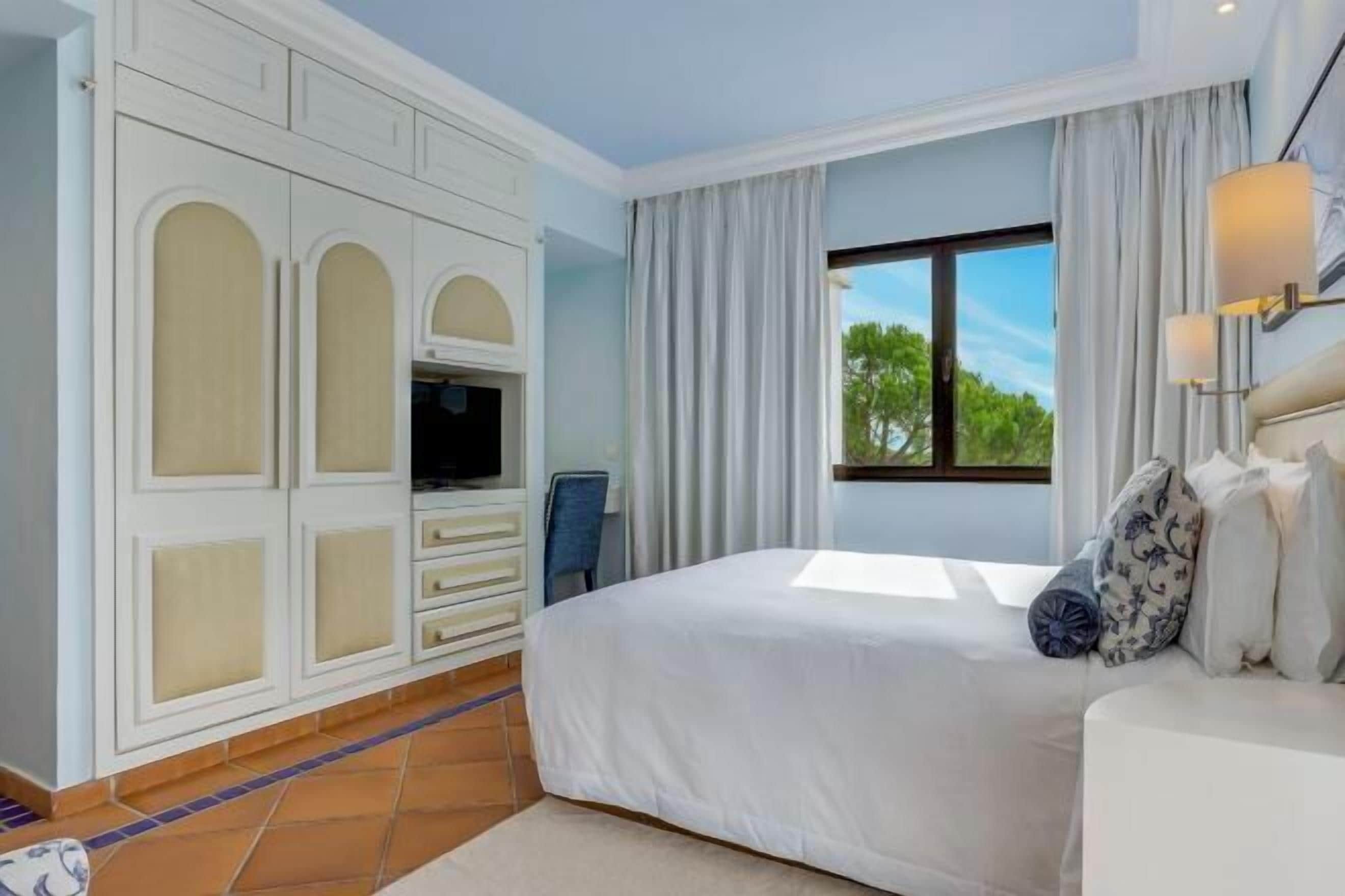 Safe på rommet, skrivebord, strykejern/-brett og wi-fi (inkludert)