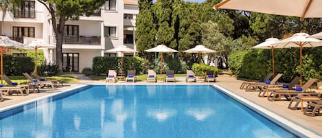 Innendørsbasseng, 8 utendørsbassenger og solsenger