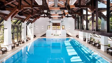 Una piscina cubierta, 7 piscinas al aire libre, tumbonas