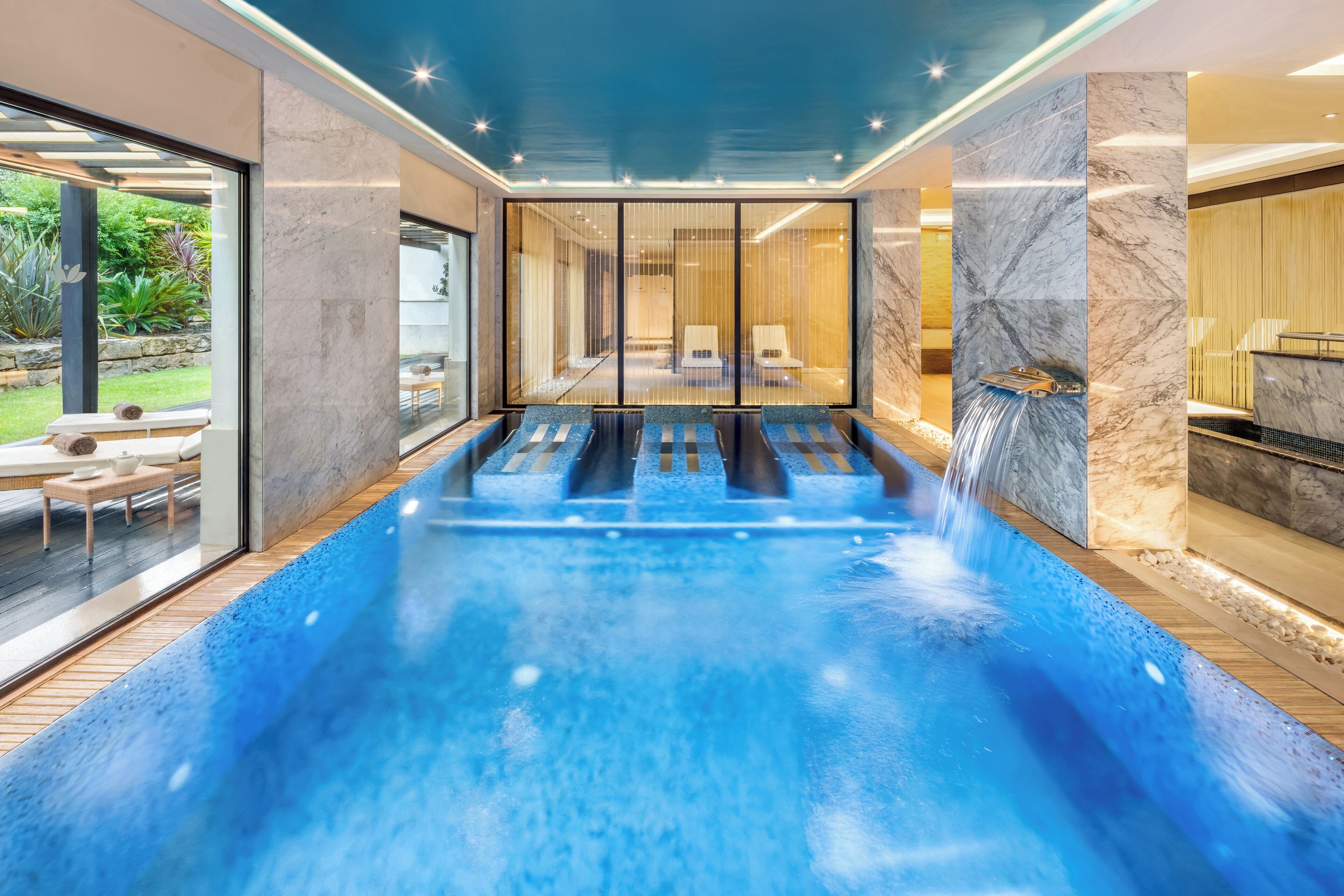 Una piscina techada, 8 piscinas al aire libre