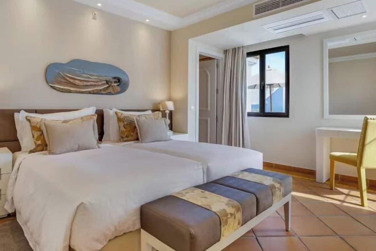 3 chambres, coffres-forts dans les chambres, bureau