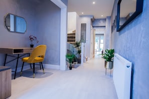 4 室のベッドルーム、デスク、WiFi (無料)