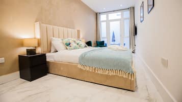 4 bedrooms, desk, free WiFi