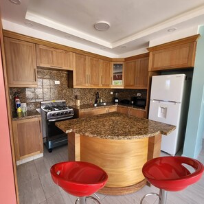 Een koelkast, een microgolfoven, een koffiezetapparaat/waterkoker