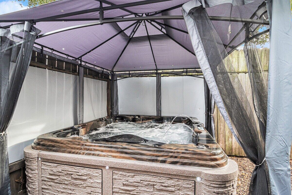 The Little Crab Retreat - 3BD- Hot Tub - Game Room
