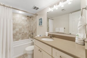 Shower, towels - Seascape Villa 18B*Quiet Villa*Beach Access*Pools* (Miramar Beach)