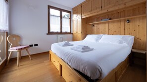 2 عدّة غرف نوم ومساحة عمل للكمبيوتر المحمول ومكواة/لوح كي وملاءات أسرّة