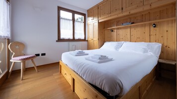 Apartment (2 Bedrooms) | 2 bedrooms, laptop workspace, iron/ironing board, bed sheets