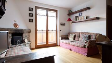 Apartment (2 Bedrooms) | Living area