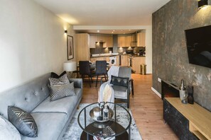 Living area - Luxe Living in a 2-bedroom Canary Wharf Haven (London)