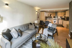 Living area - Luxe Living in a 2-bedroom Canary Wharf Haven (London)