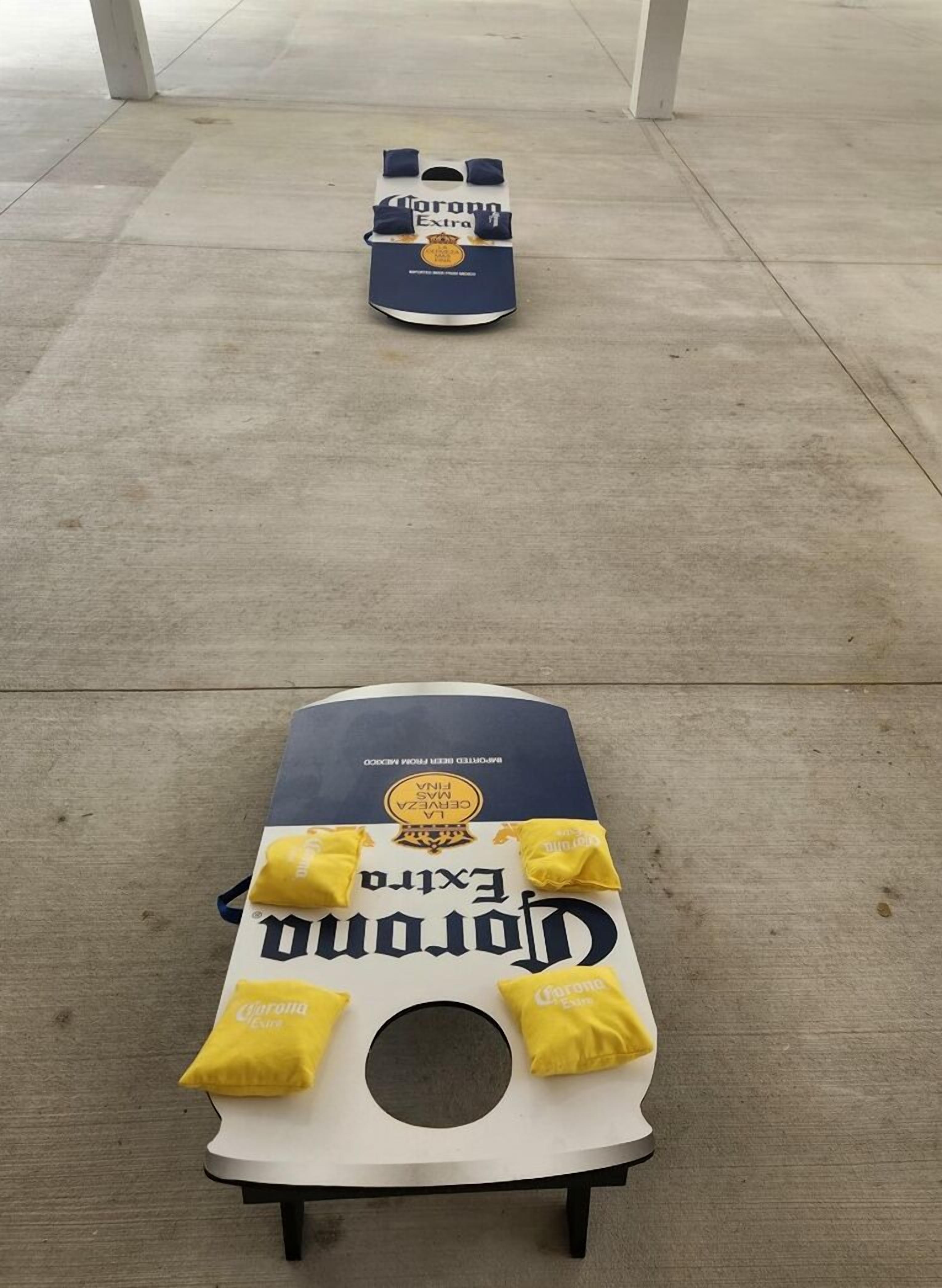 Un espace détente comprenant un fauteuil et une table, tous deux aux couleurs de la marque Corona Extra.