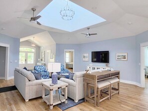 Smart-TV, Kamin, Tischtennisplatte