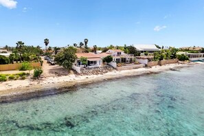 On the beach - Pixel Paradise Oceanfront Beach House (Kralendijk)