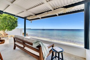 Terrace/patio - Pixel Paradise Oceanfront Beach House (Kralendijk)