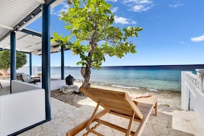 Terrace/patio - Pixel Paradise Oceanfront Beach House (Kralendijk)
