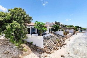 Exterior - Pixel Paradise Oceanfront Beach House (Kralendijk)