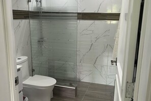 Apartment | Bilik Mandi | Pancuran mandi, tuala disediakan 