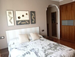 5 Schlafzimmer, Schreibtisch, Bügeleisen/Bügelbrett