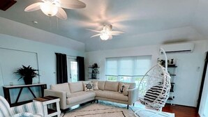 Living area - Large Apartment for Big Groups in the Center of Bermuda! (Warwick)