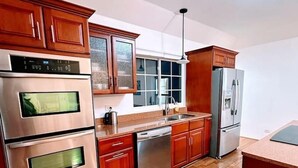 Private kitchen - Large Apartment for Big Groups in the Center of Bermuda! (Warwick)