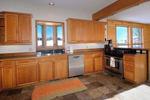 Coffee/tea maker, fridge, microwave, oven - Slate View, Riverbend, Garage, Fishing, Hot Tub! (Crested Butte)