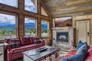 Una Smart TV, una chimenea, videojuegos, un futbolín