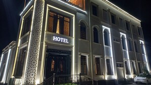 Un hotel con un llamativo letrero que dice