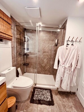 Douche, sèche-cheveux, serviettes fournies